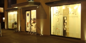 Bellissima Hasle, Schaufenster bei Nacht